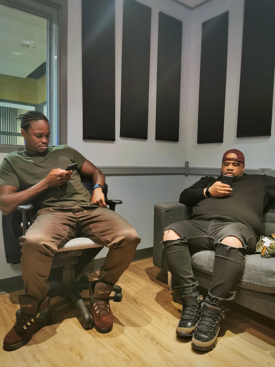 In tha kut lounging w/ <a href="/reidroses/">R. Roses</a> &amp; <a href="/ElleyJeeze/">Elley Jeeze</a> before we talk with you good ppl &amp; play the new tunes. <a href="/933CFMU/">93.3 CFMU</a> -- bit.ly/cfmu_itk -- #hamont #cfmu_itk