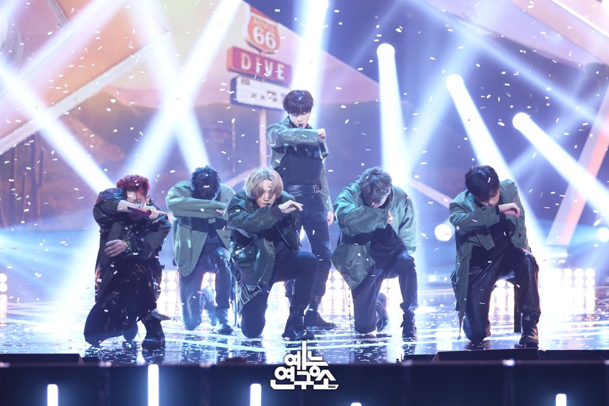 아이코닉! 손 잘 씻기✋ 마스크 쓰기😷 밥 잘 챙겨먹기🍚
아프지말기💊 음중 현장포토 보기🖤 가릿?😎

📷☞naver.me/FUuVyr1W

200222 #쇼음악중심 #음중 #아이콘 #iKON #뛰어들게 <a href="/YG_iKONIC/">J</a>