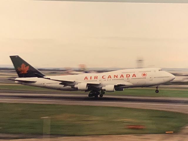 SWSpotter's tweet photo. Canadian Queen in London some odd years ago. ⠀⠀⠀ ⠀⠀⠀⠀ ⠀⠀⠀ ⠀⠀⠀⠀ ⠀ ⠀⠀⠀ ⠀ ⠀ #silverwingspotter #lhr #aircanada #londonheathrow #boeing747 #747400 #aviation #planespotterapp https://t.co/JDjz68spzZ https://t.co/T5TxfMmGPr