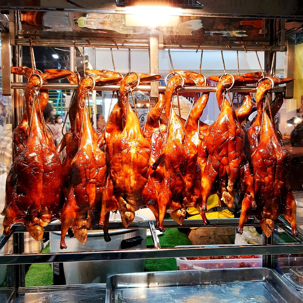 ZoomInKitchen's tweet photo. How to cut roasted duck ?
Different way how to cut  and this one of style from Thai street food. https://t.co/S1NUDaI5gg

#RoasetedDuck #roasted #Thaiduck #cutting #duck #streetfood #thaifood #HowtoCut #Show #ShowCuttingRoastedDuck #tour
#Tour #travel #WalkingStreetFood https://t.co/sqpPseYy6m