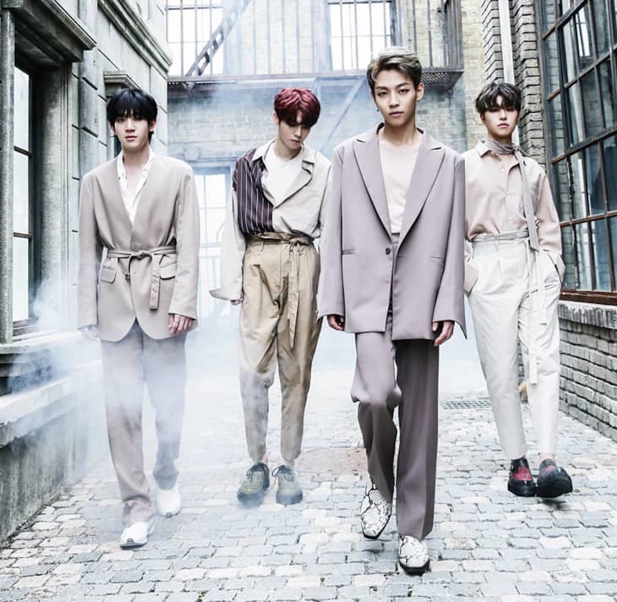 louehjimin's tweet photo. Can all Kpop fandoms for once come together and support them? Spread this and help them, please. 
 #WeStandWithTheRose https://t.co/t2d8N8Vm95