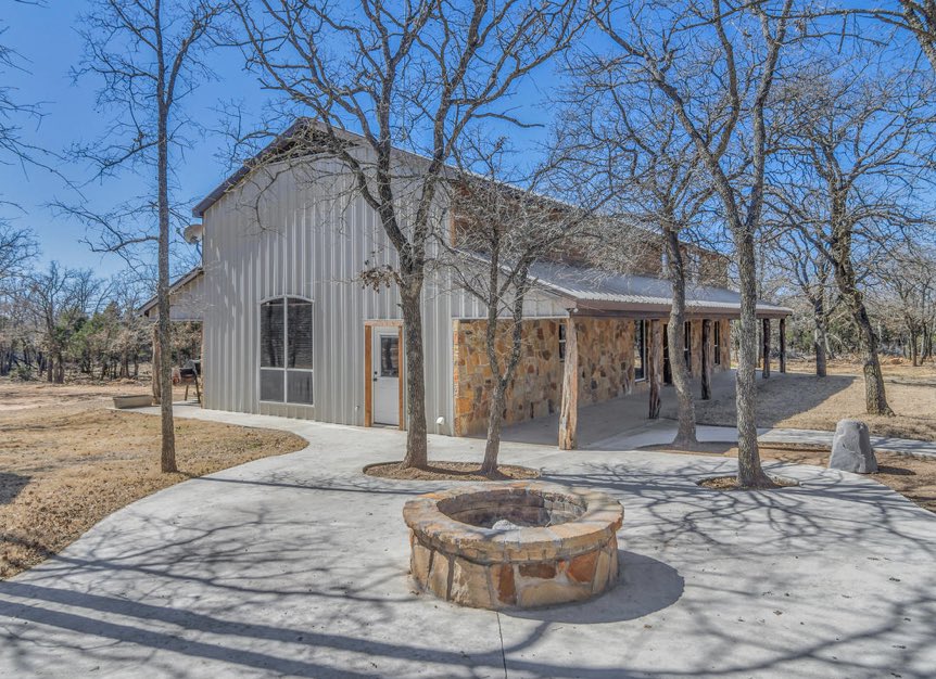 RoarkCraig's tweet photo. 💥💥 COMING SOON💥💥

🏡✔️Check out this beautiful 22 acre tall fence ranch and home that will be on the market soon in Mineral Wells! 🏡

This 3 bedroom 2 bath home is 2,300 sq. ft. &amp; is fully updated.
👀Check out all these beautiful pics and videos: https://t.co/MQWGa7qAgf 👀 https://t.co/QIx1RXreqk