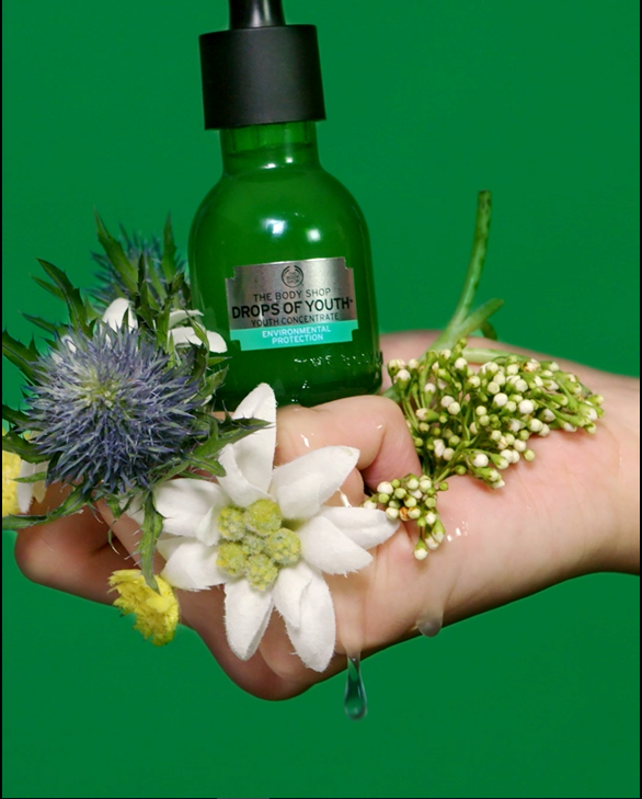 thebodyshopindo's tweet photo. Hi! I am your NEW favourite #DropsofYouth™ Youth Concentrate!
Selain kandungan 3 plant stem cells, kini aku turut diperkaya dengan #CommunityTrade Moringa Seed Oil as an antioxidant to fight the pollutants 😎
Yuk temukan aku di store terdekat atau https://t.co/EawudmObPy! https://t.co/naoXMfjYgG
