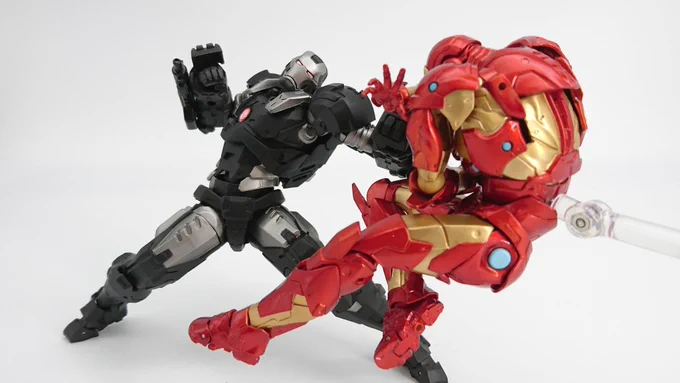 手首の装甲をナックルガードにしたのは殴るとマシンガンの銃口が潰れそうだったから。 
