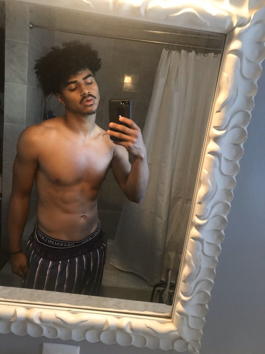 Dcarter_1's tweet photo. throwback to my fro 👨🏾‍🦱✊🏾#BlackHistoryMonth #naturalhair https://t.co/3WItGFRbYy
