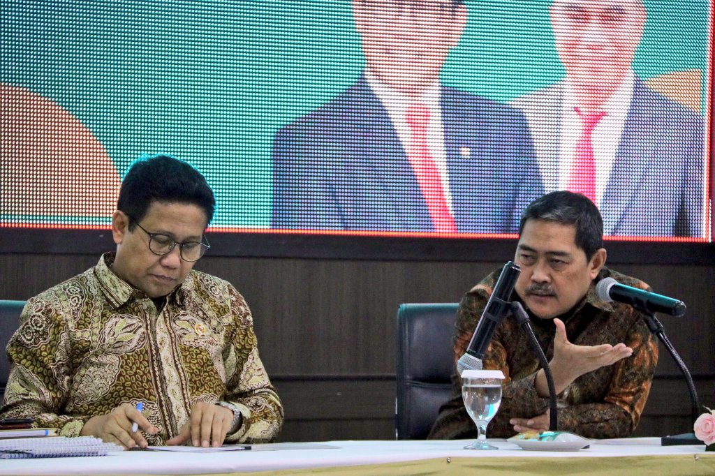 Nanginuy1279TL's tweet photo. Dalam rangka Percepatan Pelaksanaan Anggaran th 2020, Ditjen PKTrans @KemenDesa mengadakan Rapat Kerja Tahun 2020. Masing-masing direktorat memaparkan program kerjanya. Rapat berlangsung di Oproom Kemendesa.
@halimiskandarnu @anwsanusi @taufikmadjid71 @tpp_kemendes https://t.co/foYzHOydbK