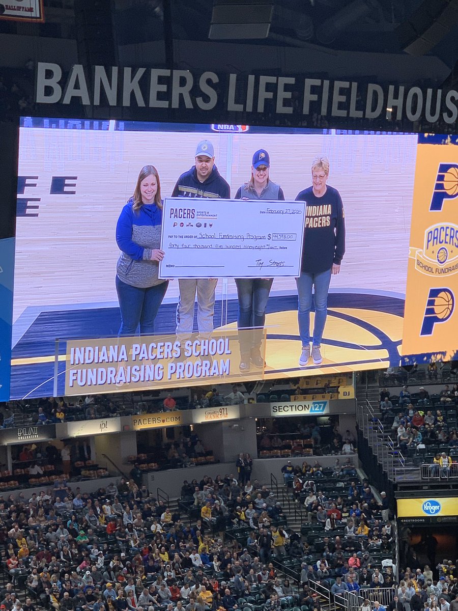 PrincipalBlythe's tweet photo. It was a great time at the Pacers vs. Trailblazers Game for the MEC School Night! Pacers won! I had a blast and it was great seeing all of the students! Thank you Mrs. Maynard for leading this school fundraiser! #MECRocks #GoIndianaPacers https://t.co/A7s1I5nmEY