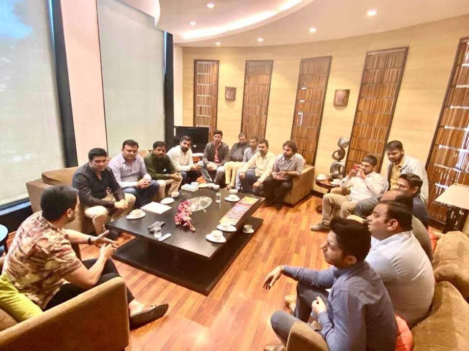RLDparty's tweet photo. राष्ट्रीय लोकदल के राष्ट्रीय उपाध्यक्ष जयंत चौधरी जी ने युवा रालोद के पदाधिकारियों से मुलाकात कर अगामी 8 मार्च को #मेरठ में एसिड अटैक पीड़िताओं के सम्मान में होने वाली दौड़ के आयोजन पर चर्चा की और सर्वसमाज के युवाओं को पार्टी से जोड़ने के दिशानिर्देश दिये। #YuvaRLD https://t.co/0qoR9xQsTX