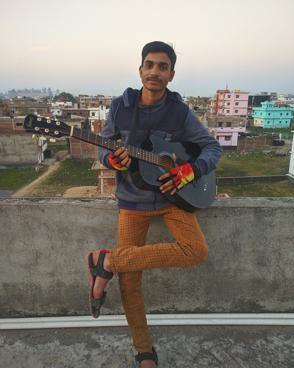 RajPutraPrakash's tweet photo. Tried GUITAR for the First Time. #guitar #success #truth https://t.co/oQjlndgmU6