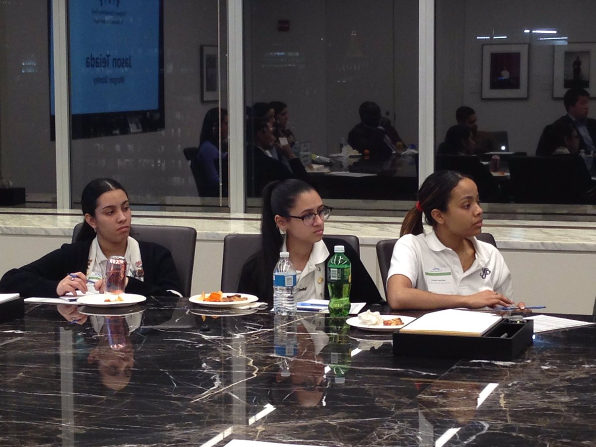 CSFNational's tweet image. Inspiring evening w/CSF alumni, Young Leaders, &amp;amp; President’s Council members coming together to share career/college advice. Thank you Reco Charity, @ANicoleSerrato, Jason Tejada, &amp;amp; Josue De Paz! #inspire #CSFAlumni #Opphope