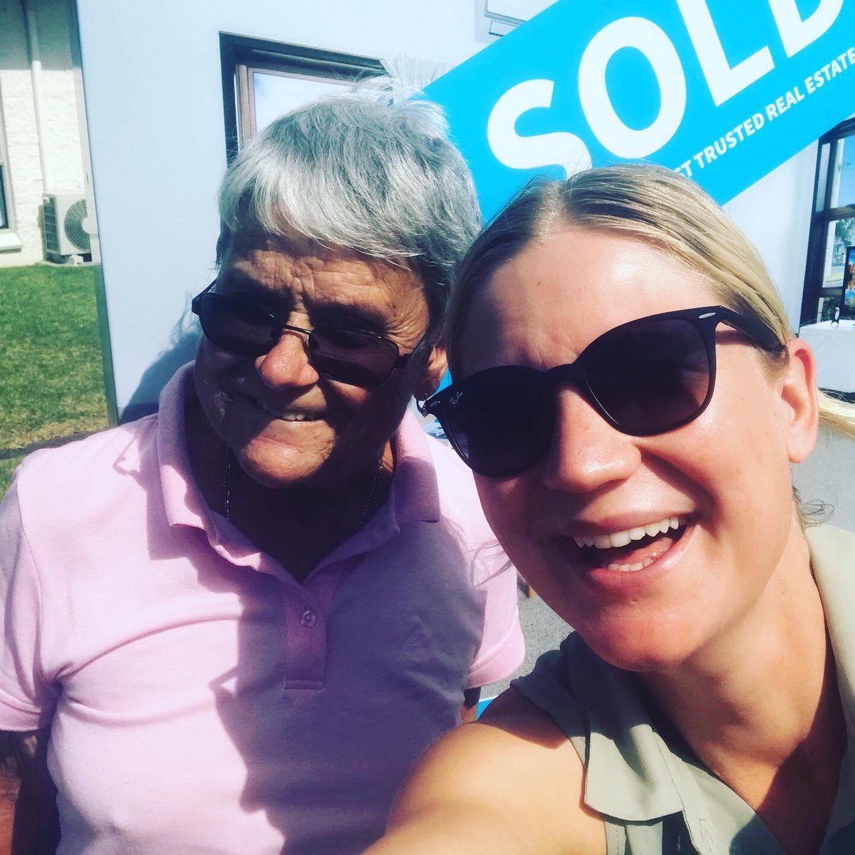 HarcCorbS's tweet photo. Nothing like a good selfie alongside the sold board 🕺🥳 #Manukau #movingon #sold https://t.co/bXNeasroDe