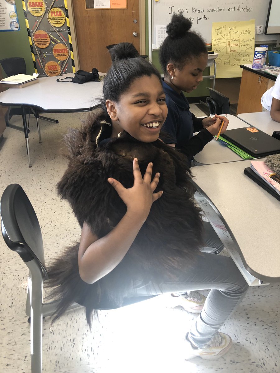KCPS_King's tweet photo. Mr Pat from the Missouri Department of Conservation visited Mr. Warren’s 5th Grade class yesterday! #liveanimals #handsONlearning #structureandfunction @kcpublicschools https://t.co/sXRPQeirHE