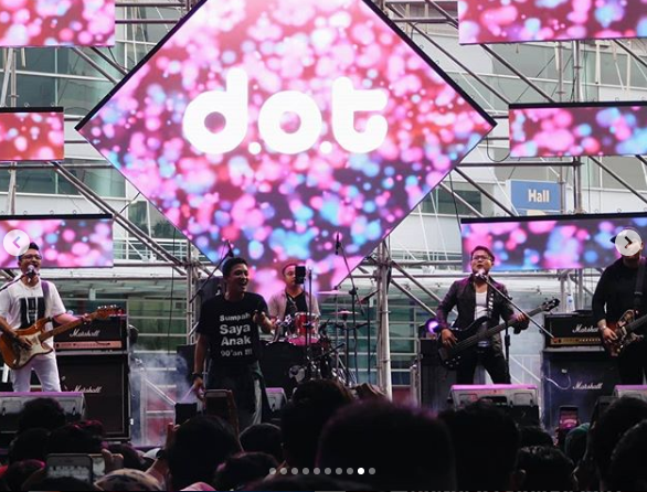 iSwaraJKT's tweet photo. Anak 90-an pastii hafal lagu ini ..

"... Jangan kau ganggu aku
Pergi jauh dari hidupku
Aku tak mau ada kamu .. " JANGAN-JANGAN koleksinya #DOTband yang rilis tahun 1998.

#10LaguKeren sama @dinajanidya #IRadioNetwork #SiarannyaDINA https://t.co/rCUeD1JlgB