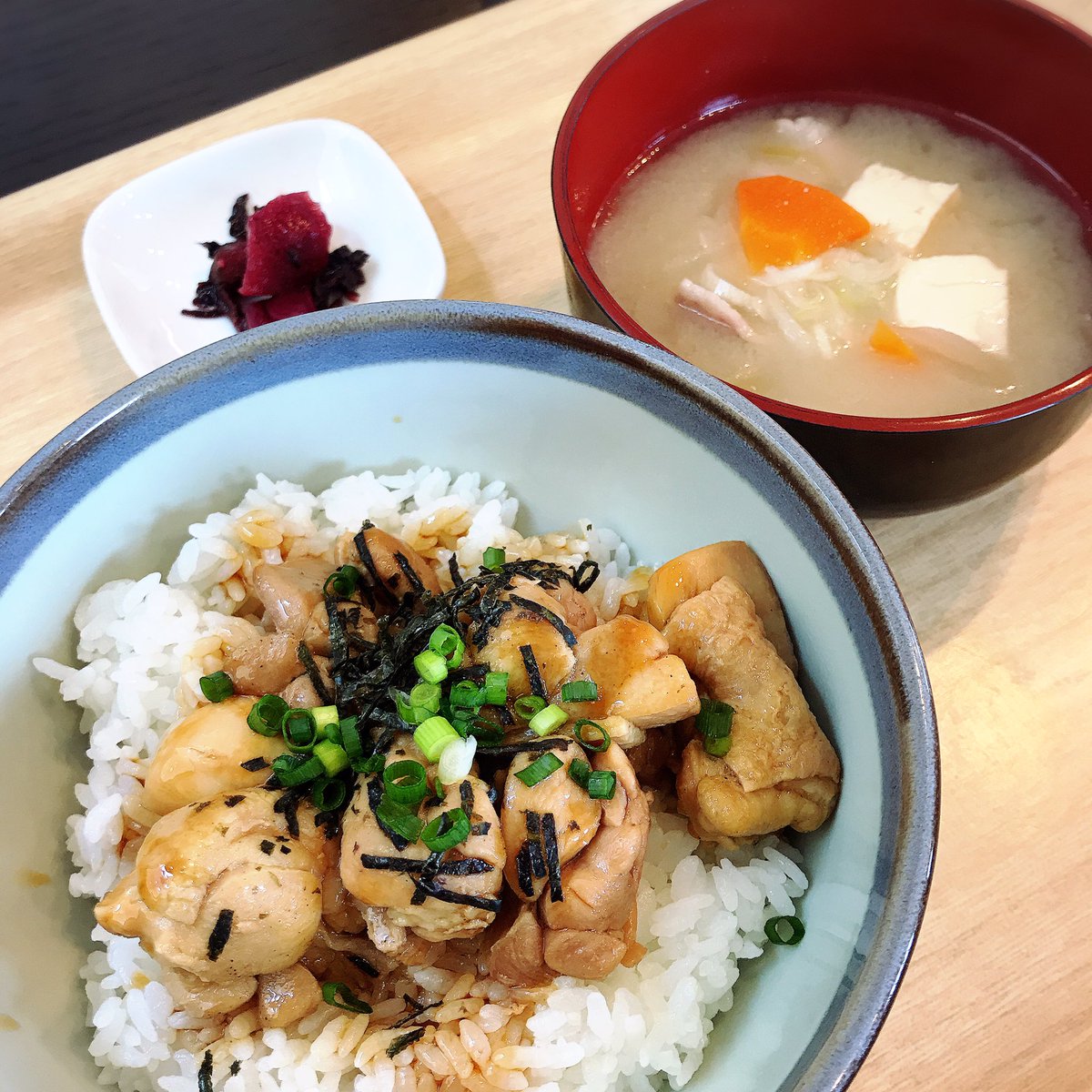 おらがくん おらが街 高橋新聞店 旭川 末広3条6丁目8 8 食彩処ランチ さんの ワンコイン日替わりランチ 今日は やきとり丼豚汁つき です 豚汁も具沢山ー ほかにもメニューいろいろ お惣菜もありますよ 旭川ランチ おらが街ランチ 旭川