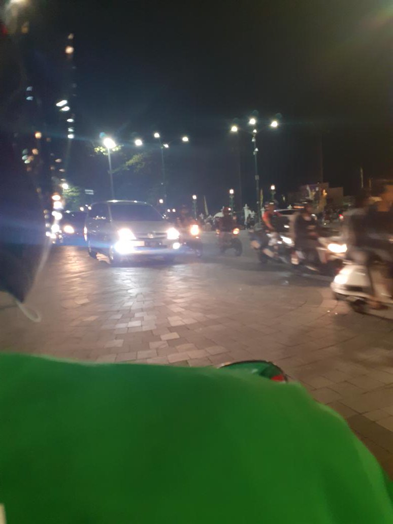 IlmiaHanum's tweet photo. 🧑🏻: Ke Malioboro kan mba?
👩🏻: Iya mas, macet banget yah mas?
🧑🏻: Iya mba kan liburan, apa mau di ganti aja? 
👩🏻: Ga usah sesuai pesanan aja mas.
🧑🏻: Ga cuma manusia aja yang Liburan, Anjing aja juga ikut liburan.
👩🏻: Hah ya haha🤣
Waktu Desember 2019😂
#ojol #malioboro #JOGJA https://t.co/RGrFxaTuuC