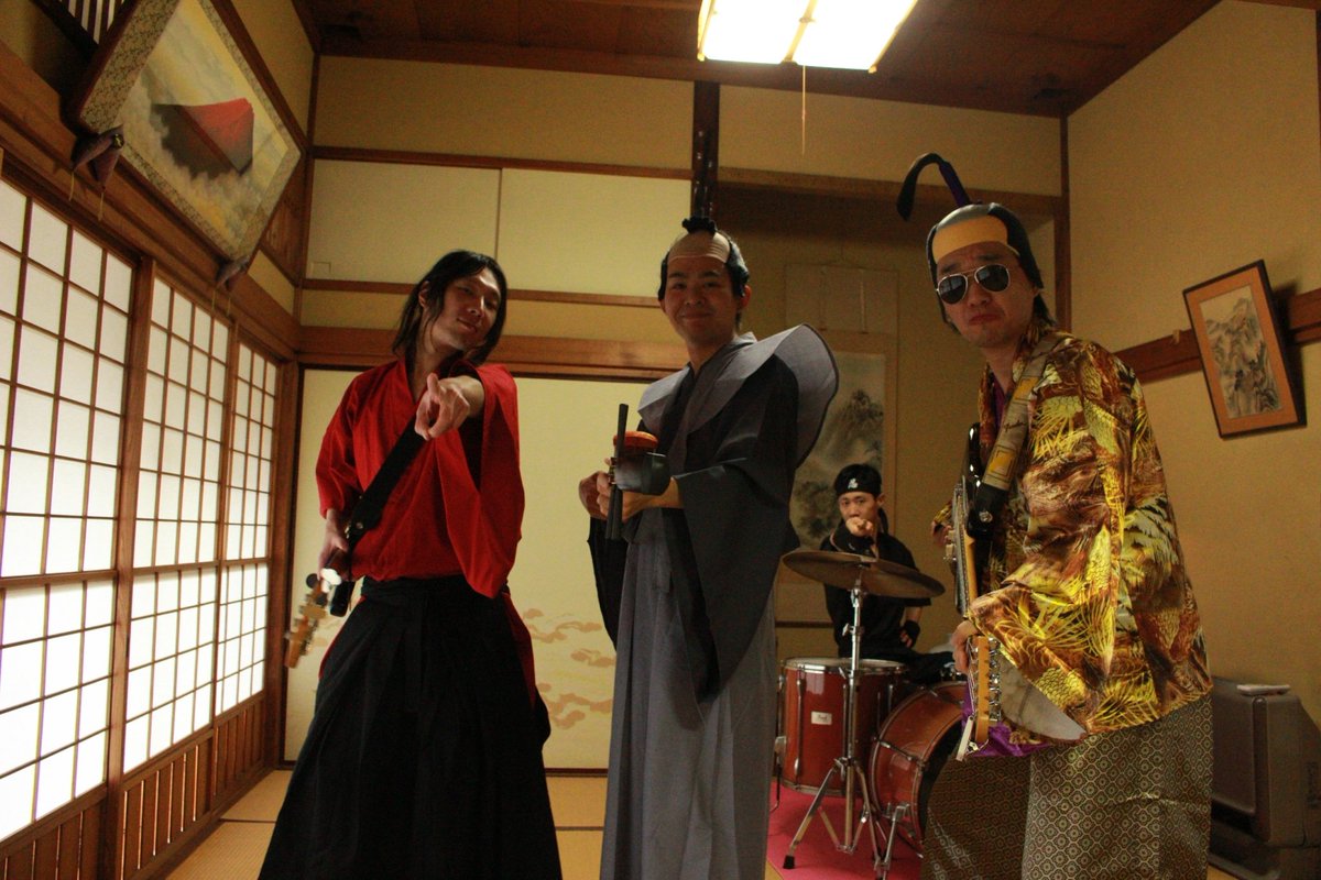 fumihirourock's tweet photo. 殿様ロックの2作目が10万再生超えましたhttps://t.co/sWCfwf4l9u
そして、開設して一ヶ月弱でチャンネル登録者数が850人
登録1000人、総再生時間4000時間いけば収益化の権利が発生します
ユーチューブで当てるために殿様ロックを考えたので思い通りにいって本当に嬉しい
4人でユーチューブで飯を食う！ https://t.co/DJSq9EoZp6