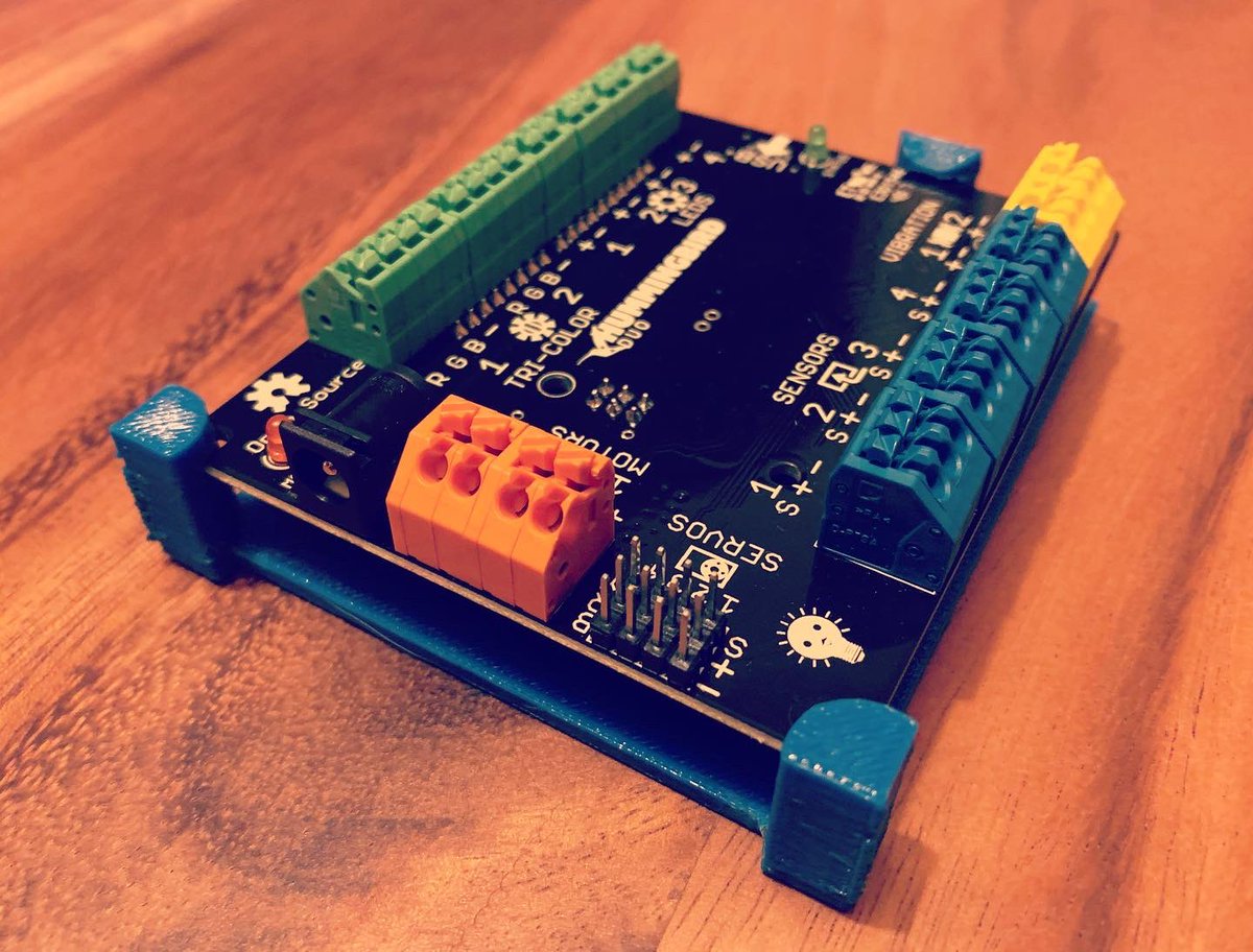 jumekubo's tweet photo. This 2nd model for the Hummingbird Duo bracket is better. Only need three posts. Allows the board to snap in and out quickly. Now available on https://t.co/68LcZdRZJn. #hummingbirdrobotics #3ddesign #3dprint #design #robotics #mountingbracket @tinkercad @birdbraintech https://t.co/GXnCcQOThB