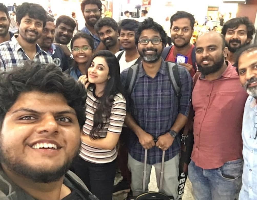 NewszeroT's tweet photo. கோவா ஷெட்யூலை நிறைவு செய்த #DOCTOR படக்குழு! - படப்பிடிப்பு முடிந்து சென்னை திரும்பியபோது குரூப் செல்ஃபி எடுத்து மகிழ்ச்சி! படத்தின் முக்கிய காட்சிகள் கோவாவில் படமாக்கப்பட்டதாக தகவல்!

#Sivakarthikeyan #SK #Nelson #doctorfirstlook #Darshan #NewsZeroTamil https://t.co/6QlQ70NtZE