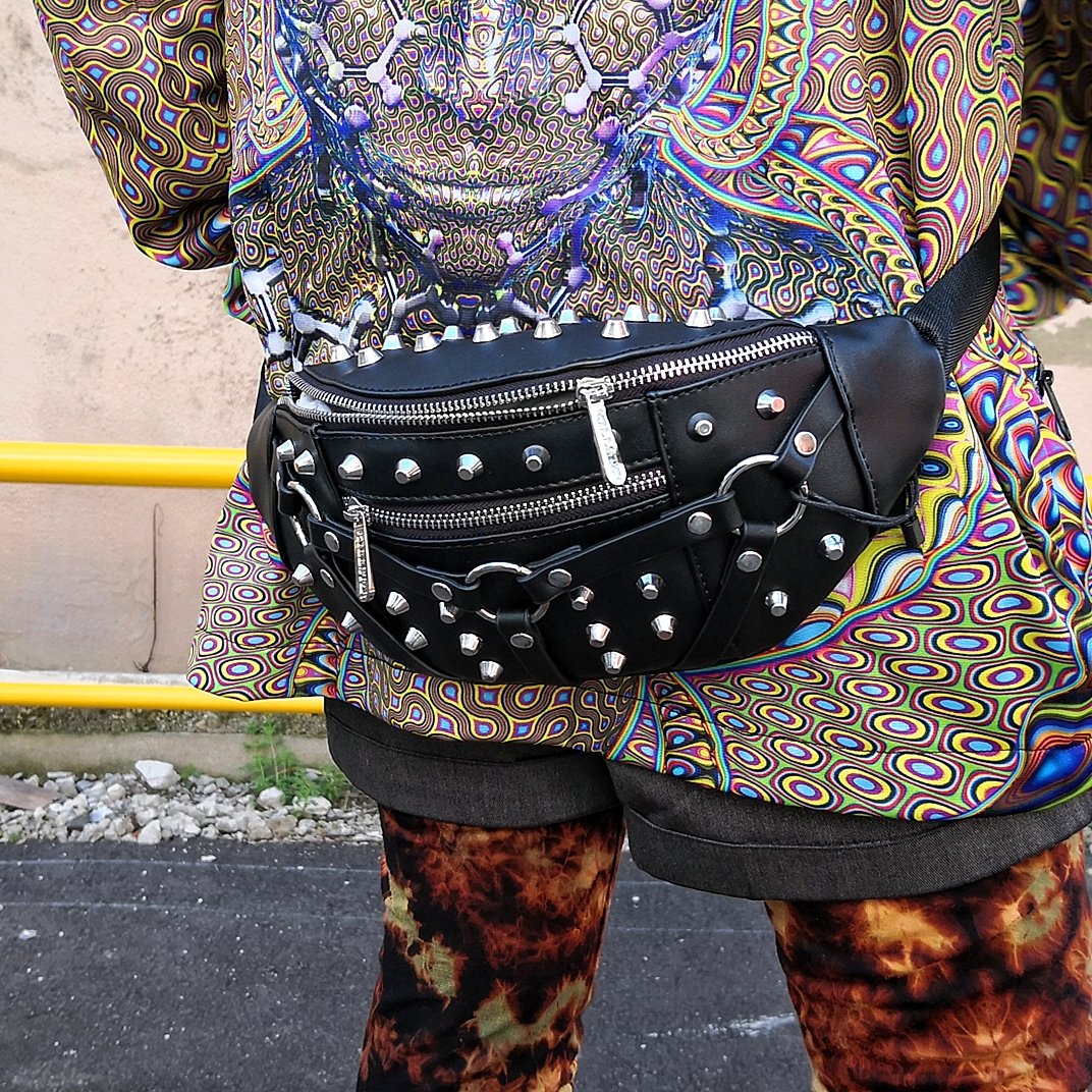 ra20022006's tweet photo. #killstar
スタッズが打ち付けられたハードなユニセックスボディバッグ。
WAIST BAG [B]
SALE 4,720円(税込)
https://t.co/8hCIWWFJ4x
ハーネスのようなOリング装飾。ウエスト調節可能&amp;内側にジップポケットあり。機能性にも長けています
#SHOPROMANESCO #エピキュリアンガーデン https://t.co/qzmS9XWIwt
