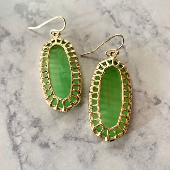 Jwebbstw's tweet photo. So good I had to share! Check out all the items I'm loving on @Poshmarkapp from @BethanyBarlow1 #poshmark #fashion #style #shopmycloset #mascara #kendrascott #vintagesuzie: https://t.co/bp2DEzXjLw https://t.co/Zy12Ma5h7Q