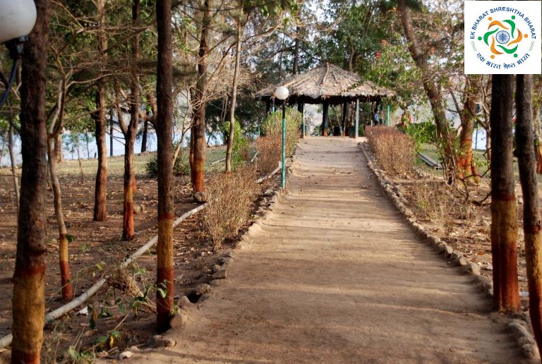 PIBChandigarh's tweet photo. #Kauncha, a typical tribal village, is situated 40 km in the south of Silvassa on the banks of the river Damanganga.
The residents of the village belong to ancient tribes such as Warlis and Koknas who live so close to nature that they appear to be an integral part of it.
#EBSB https://t.co/WGSQ98QrZz