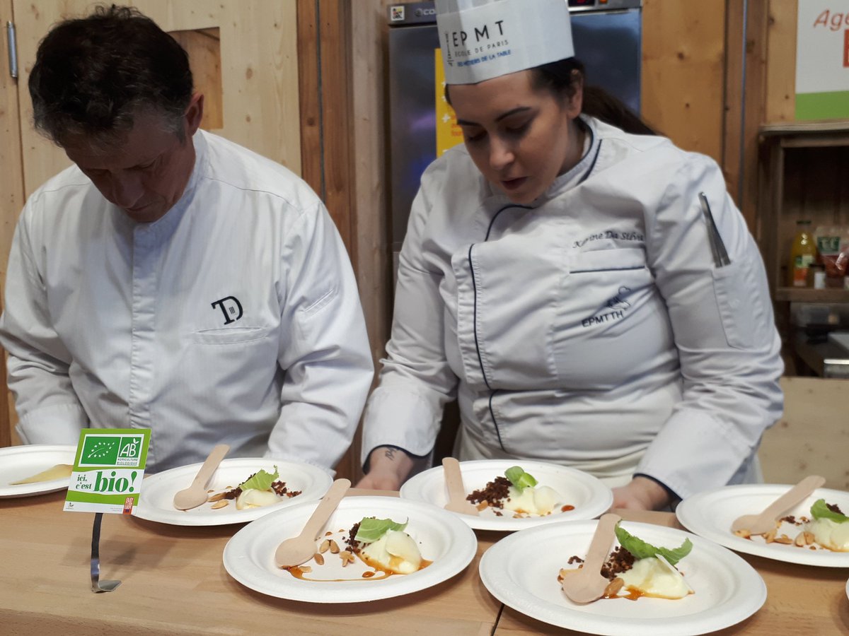 agence_bio's tweet photo. Retrouvez toutes les recettes #bio proposées par les chefs, apprentis de @EPMT_ et animatrices du stand @agriculturebio sur https://t.co/WBn0Rh8vuG #SIA2020 #siabio @cniel https://t.co/GhIU7Ax2HB