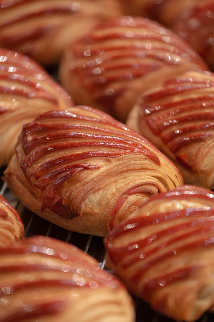 👀 [FOCUS SUR LA CHOCOLATINE] 👀

Chocolatine ou Pain au chocolat ? 💥
Cette viennoiserie qui est une simple pâte feuilletée enroulée autour de 2 barres en chocolat est une déclinaison du croissant. 🥐 
Quel que soit le nom, le goût est le même et c’est un régal !  

#chocolatine