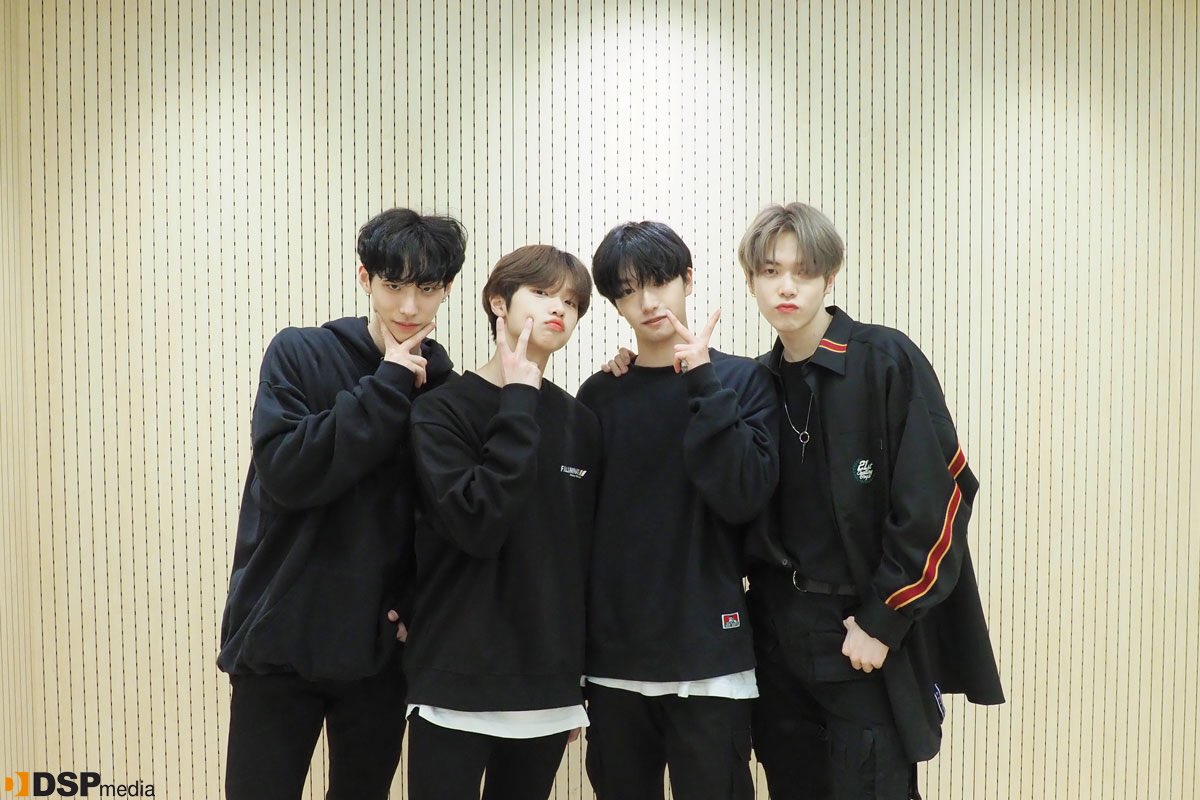official_MIRAE's tweet photo. [📷]
DSP N “하드캐리” 촬영 현장 비하인드!
▶ https://t.co/87r9rs8bw6

#DSP_N #DSPmedia #DSP미디어
#이준혁 #송재원 #손동표 #박시영 https://t.co/uDbIDvK4ld