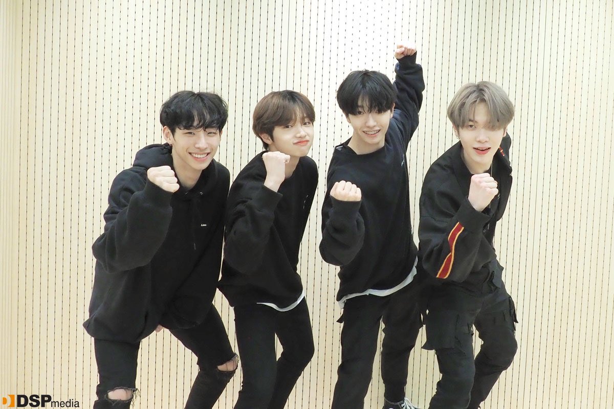 official_MIRAE's tweet photo. [📷]
DSP N “하드캐리” 촬영 현장 비하인드!
▶ https://t.co/87r9rs8bw6

#DSP_N #DSPmedia #DSP미디어
#이준혁 #송재원 #손동표 #박시영 https://t.co/uDbIDvK4ld