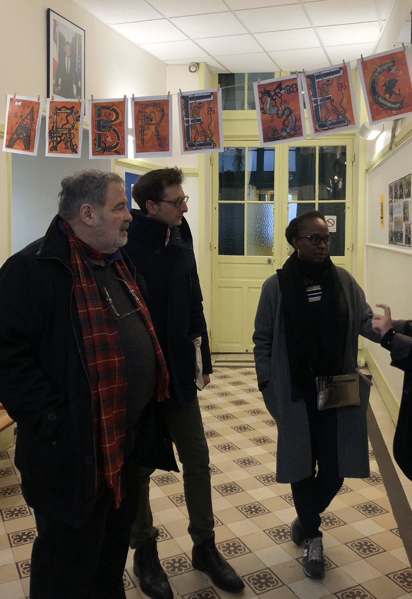 NousParisCentre's tweet photo. Avec @ArielWeilT, @AlainLeGarrec5 et Jocelyne Boua - visite de l’école élémentaire Arbre Sec dans #Paris1 où les activités extra scolaires représentent un temps fort pour l’épanouissement des enfants. En prime : petite vue sur le Louvre ! https://t.co/7oYQ82OHhe