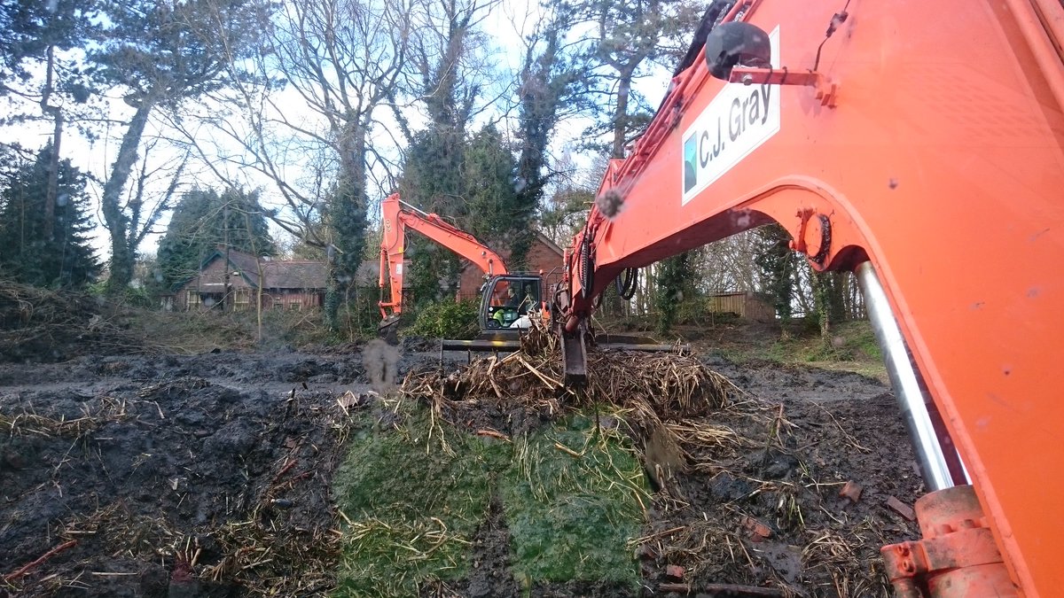 hydremaduck's tweet photo. Another satisfied & impressed #pond owner, this one in #Derbyshire
Right tools for the job #heking #amphibious #excavators making it look easy. 👍 #ownbedtonight @travellodge provide great bed & food but 4 nights is enough 😉👍 https://t.co/2QvtD7S7Mn