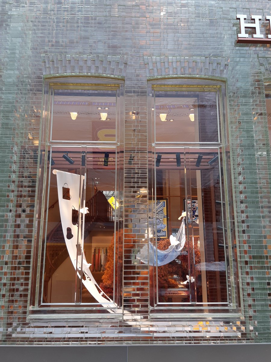 avankuijk's tweet photo. De glazen metselwerkgevel van #Hermès van #MVDRV is verbazend knap gemaakt! https://t.co/xkuHkS9L8S