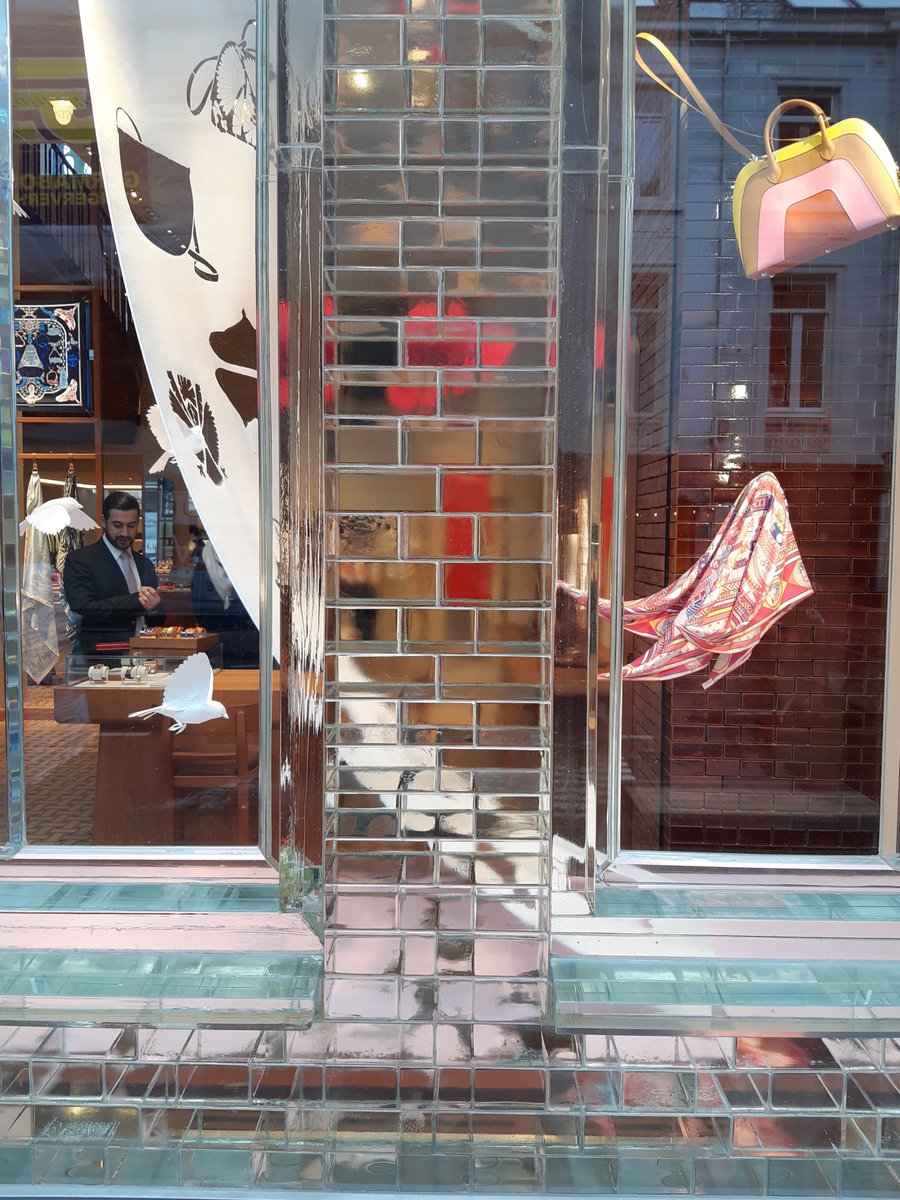 avankuijk's tweet photo. De glazen metselwerkgevel van #Hermès van #MVDRV is verbazend knap gemaakt! https://t.co/xkuHkS9L8S