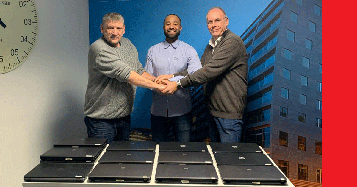 Wat een mooi moment! Deze week overhandigden wij samen met ARBO Rotterdam 14 laptops aan Amarah Zalle van Stichting Het Alfabet, dat zich inzet voor het modern opleiden van schoolkinderen in West Afrika. Mooi om bij te kunnen dragen aan het indrukwekkende doel van deze stichting!