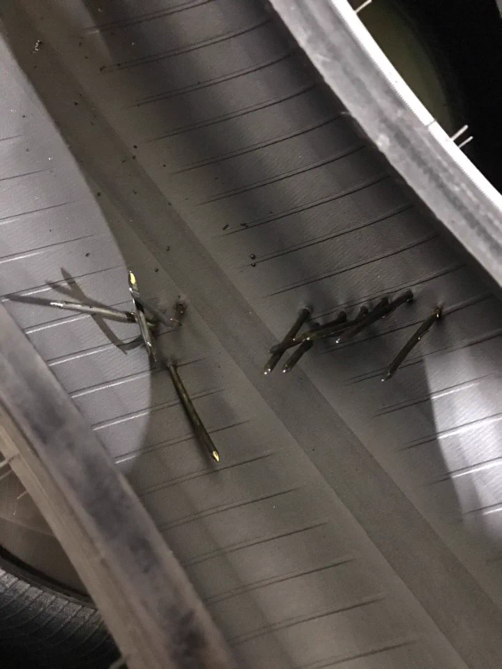 タイヤがパンクしたから整備士に見てもらった結果？釘だらけwww