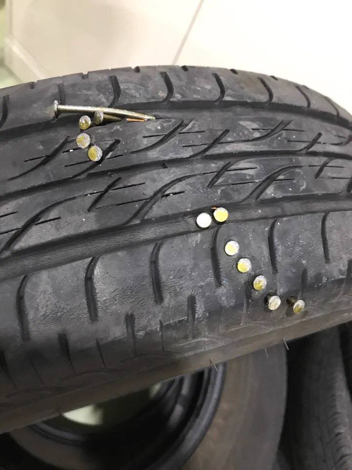タイヤがパンクしたから整備士に見てもらった結果？釘だらけwww