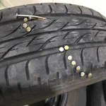 タイヤがパンクしたから整備士に見てもらった結果？釘だらけ!