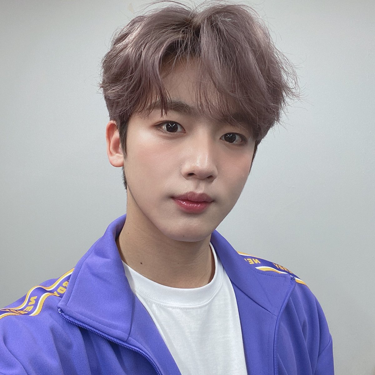 OUI_ent's tweet photo. [#김요한][PHOTO] 셀카요정 요한이🙂✌️😀✌️🙂😀

#KIMYOHAN #OUIentertainment https://t.co/EmKhxr5uGy