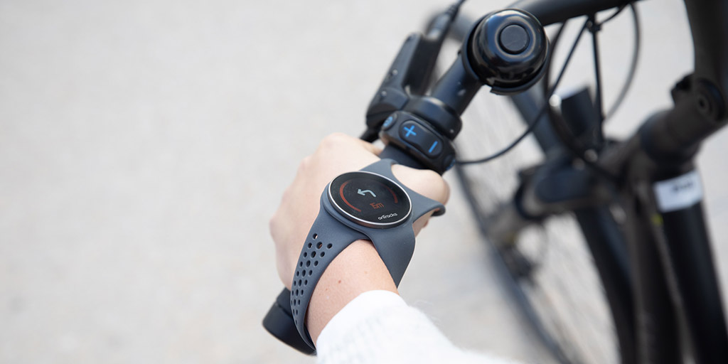 onTracksCo's tweet photo. Only one smart watch is enough to find your way⌚. Explore your town riding a  scooter or a bike and make the most 🛴🚴‍! The SOLO GuideWatch, always on your wrist to guide you. Link here : https://t.co/cMOsFmUIe8 
#ontracks #kickstarter #guidewatch https://t.co/2K0SancAxh