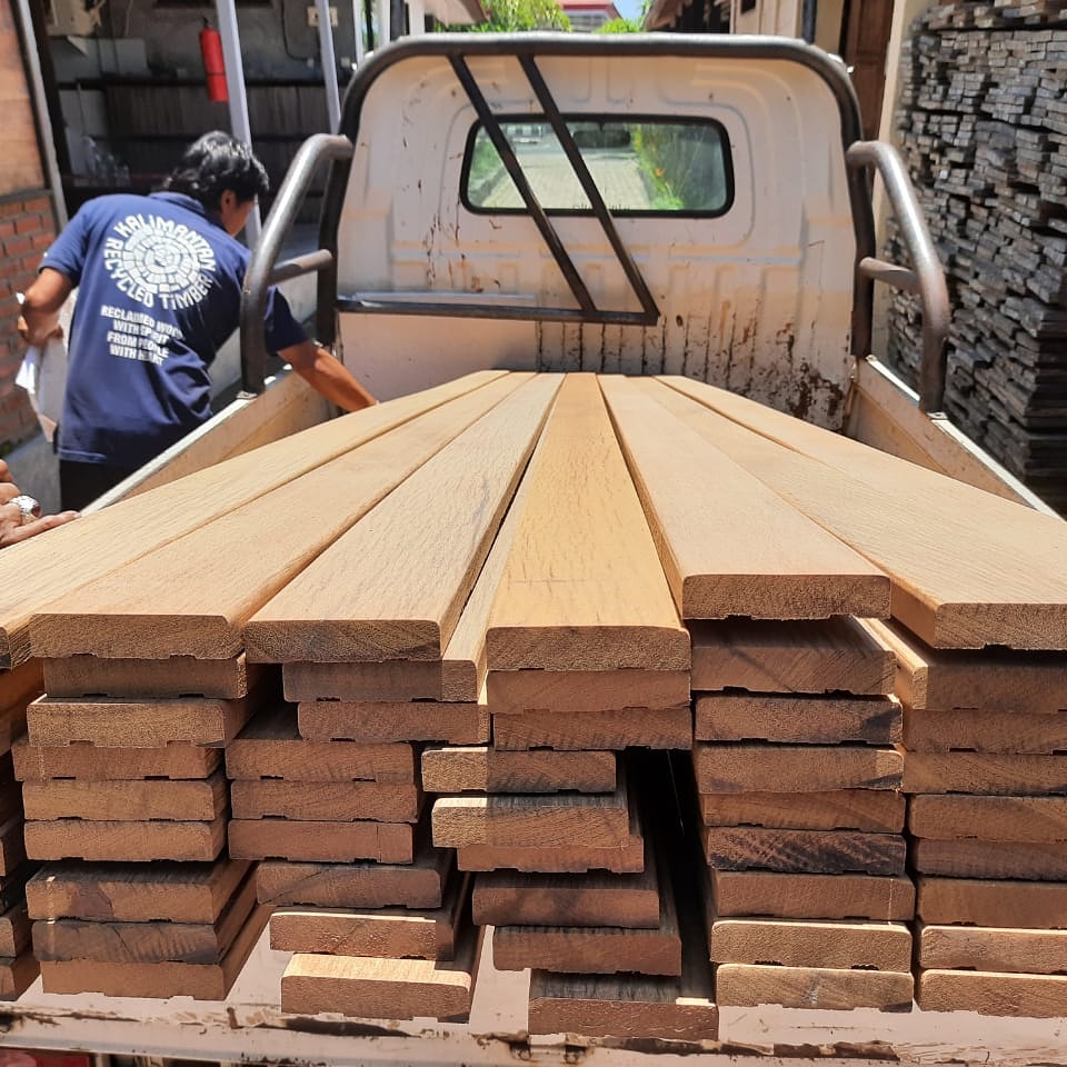 Kaltimber's tweet photo. Off you go to your new home, beloved reclaimed wood 💚
.
.
.
#Kaltimber #reuse #recycle #reclaim #reclaimedwood #reclaim #wood #hardwood #photography #art #artwork #oldwood #woodsupply #indonesianWood #bali #FSC #fscwood #flooring #decking #woodworking #indonesia #woodstockist https://t.co/VcVrMYeKHm
