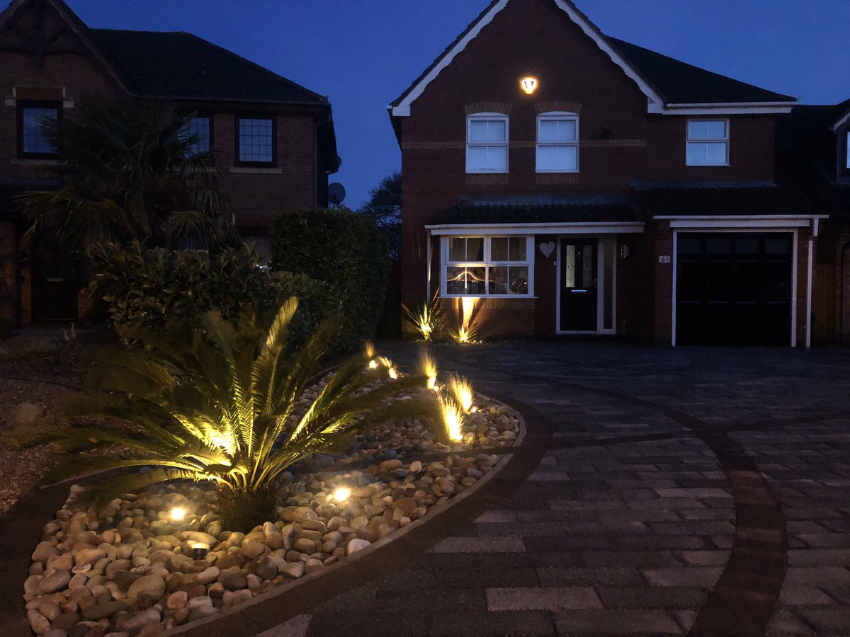 KPLandscapers's tweet photo. Recently completed ‘Fish’ driveway using #drivelinenovacoarse in pebble grey edged with brindle. excellent product from @MarshallsGroup 
#marshallsreg #bestbyfar #kplandscapers @NeilAndrewMess1 @DannyLaino @MarshallsReg https://t.co/EsoobeaBaB