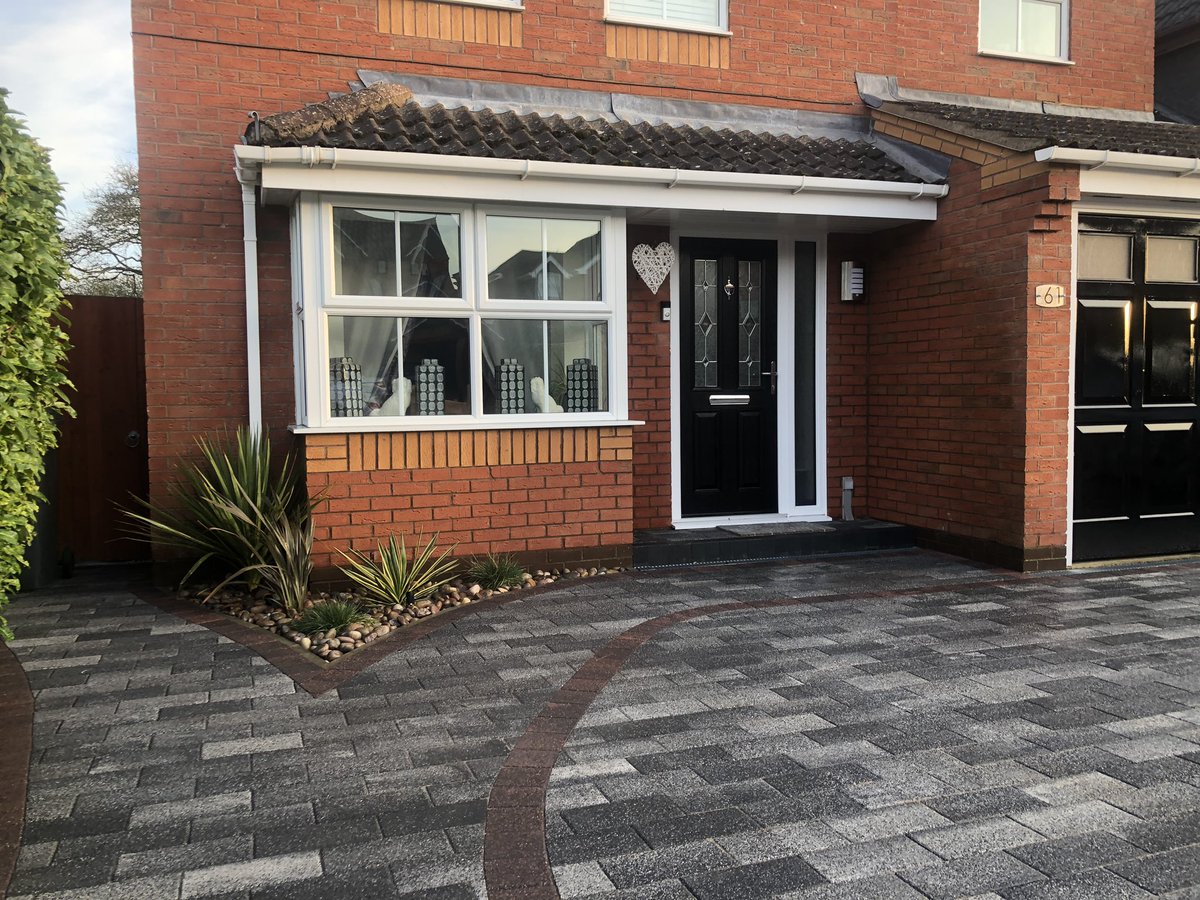 Recently completed ‘Fish’ driveway using #drivelinenovacoarse in pebble grey edged with brindle. excellent product from @MarshallsGroup 
#marshallsreg #bestbyfar #kplandscapers @NeilAndrewMess1 @DannyLaino @MarshallsReg