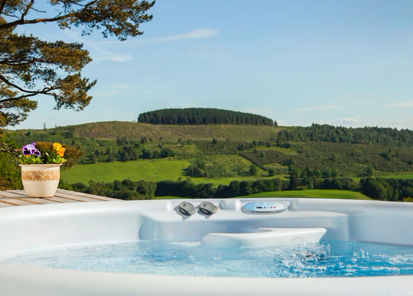 Whether it's wandering across the gorgeous countryside or sipping champagne in the hot tub, find your inner zen with cottage holidays at Monzie 🌼/🥂  #glampinghub #nature #uniquehotels #wanderlust