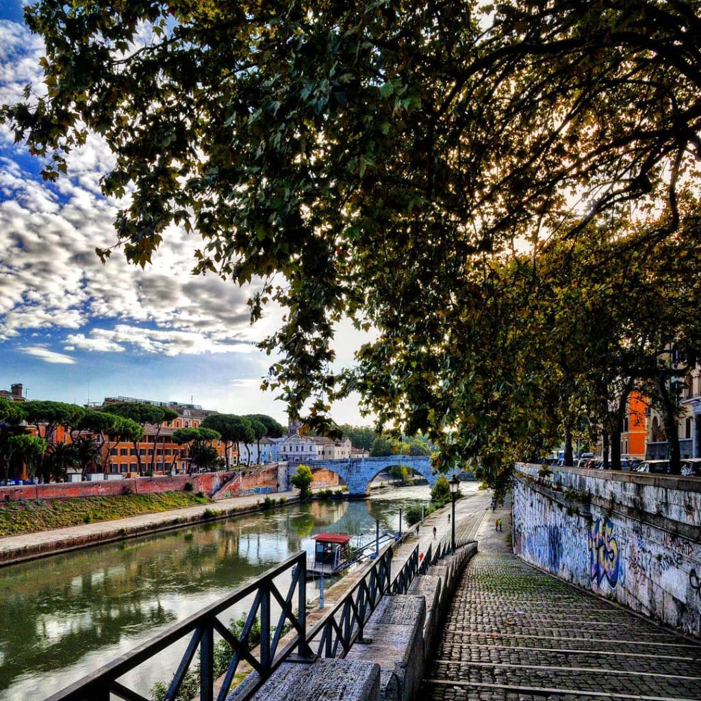 Strolling under a pleasant winter sun to admire unexpected glimpses of the landscape: that's all we need today! 

Pic cortesy of @ francescasonio