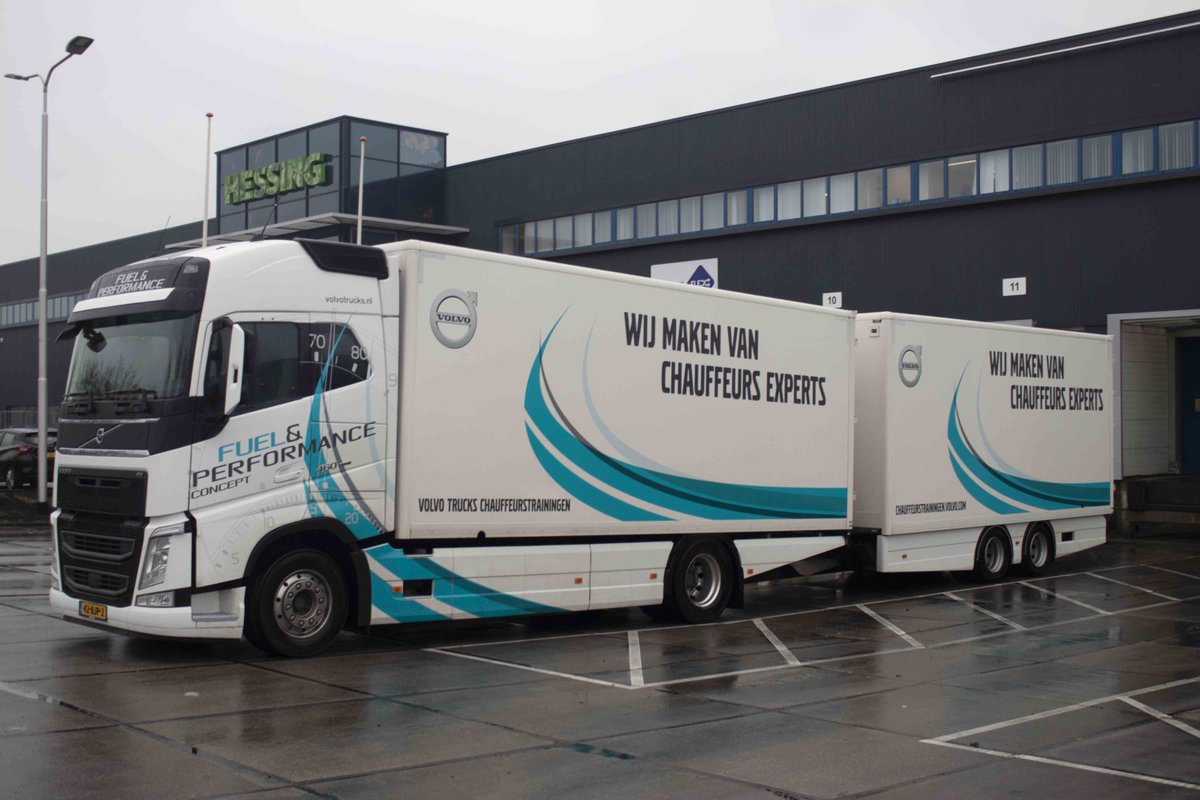 Hessing30417889's tweet photo. De afgelopen week zijn onze chauffeurs tijdens een training de ins en outs te weten gekomen over de mogelijkheden van onze 32 nieuwe vrachtwagens. Met deze nieuwe wagens zet Hessing vol in op brandstofbesparing en reductie van CO2-uitstoot. https://t.co/rgnAV7chPG