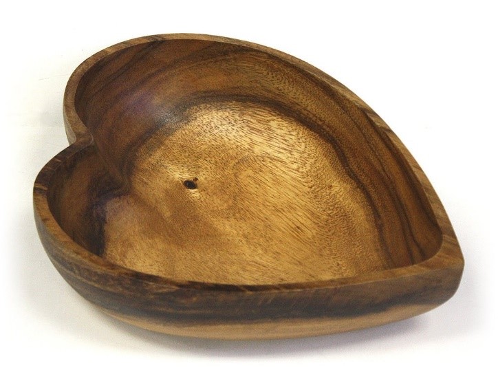 WoodsSimply's tweet photo. Our beautiful heart-shaped serving bowl is carved from one piece of solid acacia hardwood. This finely crafted bowl is great for serving fruit, candy, chips, and other snacks. Shop here: https://t.co/LJTMFo9fuL
#mountainwoods #servingbowl #woodenbowl #acaciawood #kitchenware https://t.co/A2ygJM5DCd