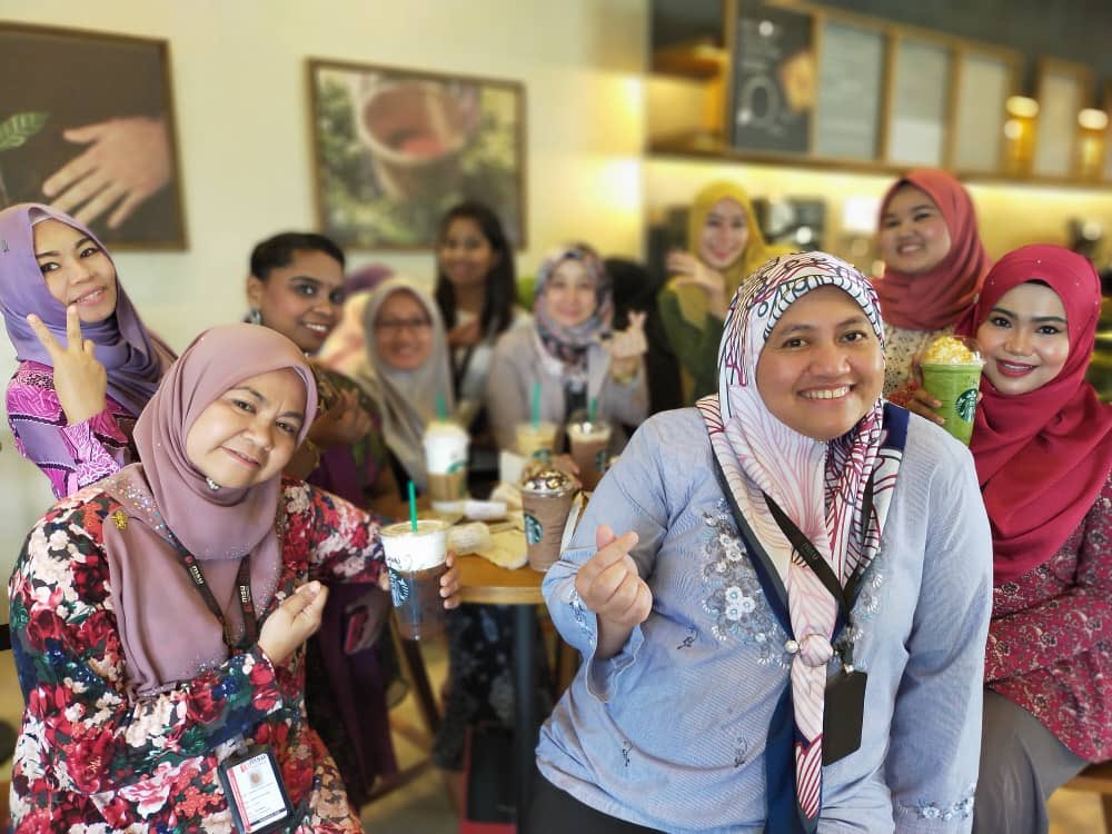 sitiamzidalina's tweet photo. Lunch @ Starbucks @MSUmalaysia ♥️♥️♥️🍰☕️
#go2msu
#msucedec https://t.co/L9r2P5Ln5b