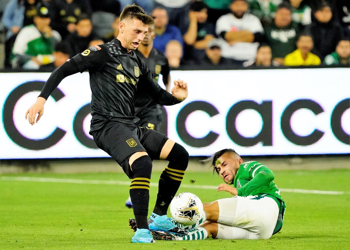 TheLaVox's tweet photo. @LAFC #LAFCvsLEON desafía todo pronóstico y ruge en #Concacaf ante @clubleonfc que vendió cara su inocencia ante un rival que quiso y pudo más en una noche dedicada al pueblo Angelino y #KobeBryant y las víctimas de esa tragedia aérea. #MambaMentality 📸: @rpixfotog @Bagger5150 https://t.co/XsPBTMXrxw