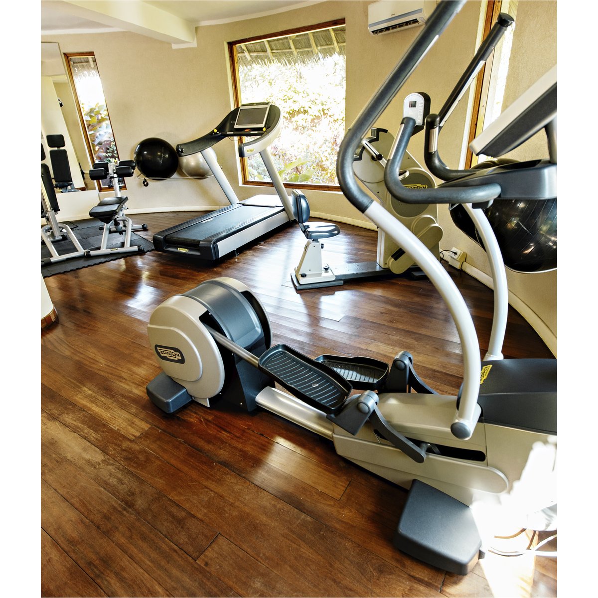 EssqueO's tweet photo. The best of both worlds, staying fit while on an island vacation.

#EssqueZaluZanzibar  
#EssqueZalu  
#Zanzibar 
#ZanzibarIsland 
#ZanzibarHotel 
#ZanzibarOfficial 
#Gym
#GymTime
#HotelGym
#StayFit
#Fitness
#FitnessLifestyle https://t.co/kcKKxvEjnC
