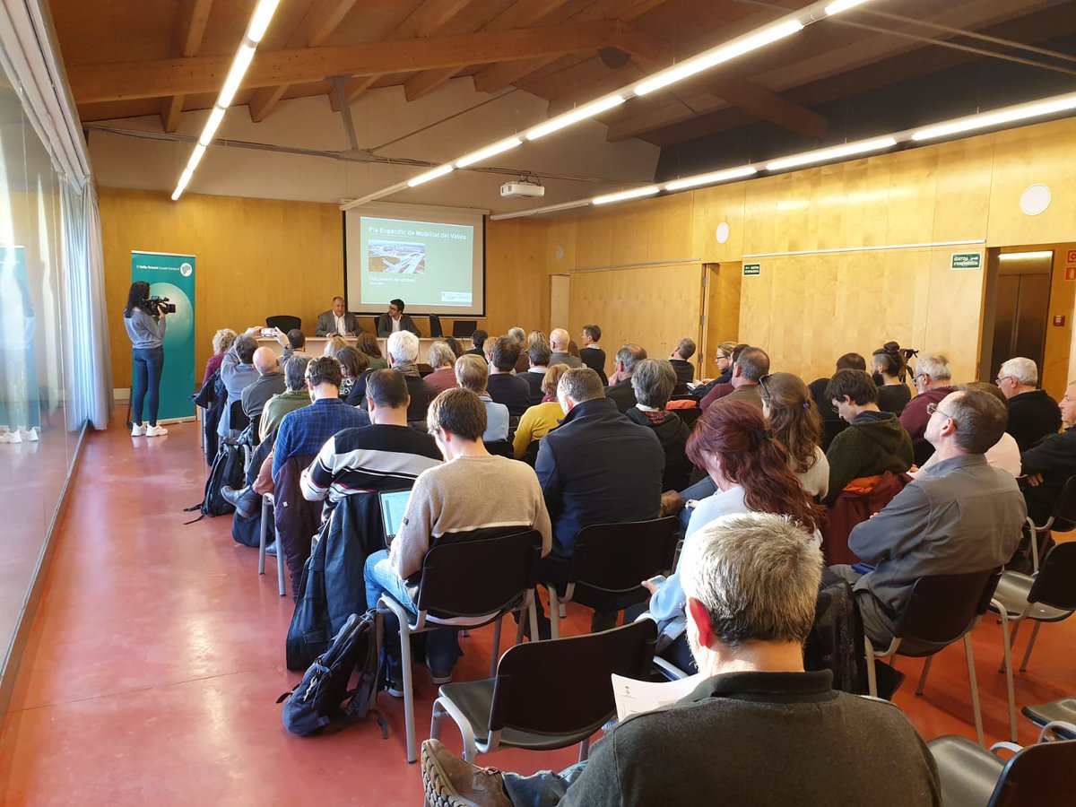 governlaroca's tweet photo. El regidor de mobilitat, Daniel Valls, ha assistit a la presentació del Pla Específic de Mobilitat del Vallès que definirà les inversions que la Generalitat farà al territori fins l'any 2026. L'ha exposat el sr. Santi Ribas, subdirector General de Planificació i Tecnologia. https://t.co/imoGsAtbKr